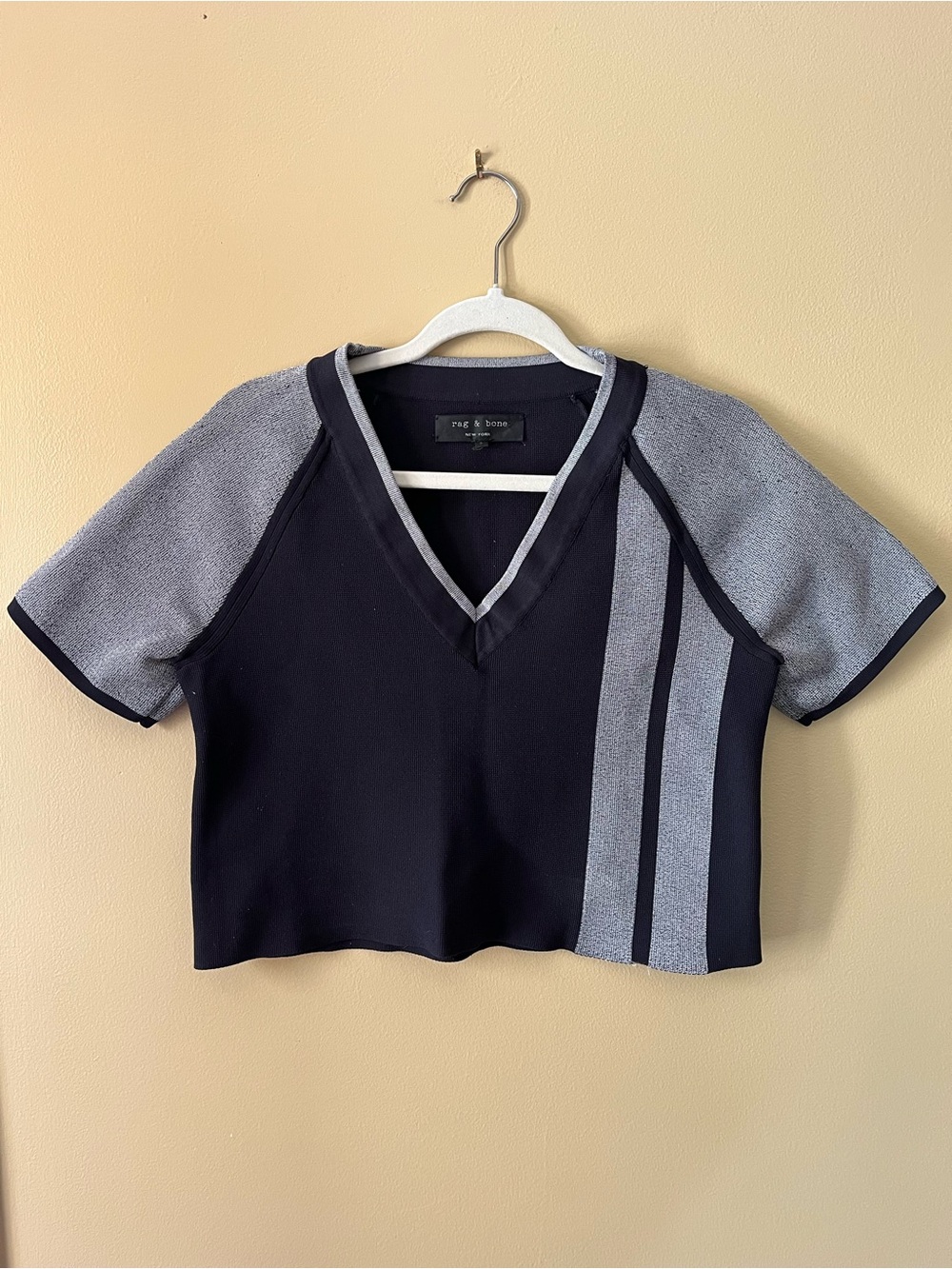 *best fit Medium Rag & Bone Cropped V-Neck Colorblock Top in Navy and Gray